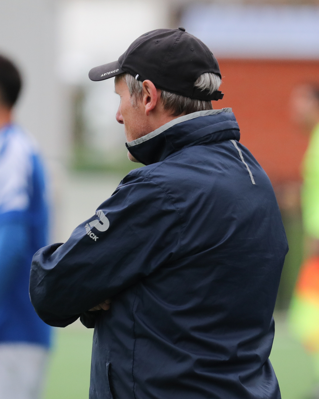 Vandaag is het Internationale dag van de VRIJWILLIGER. Daarom zetten we als club ook graag eens de mensen die achter de schermen hun uiterste best doen in de bloemetjes. Van het wassen van de kledij, het zorgen dat het veld altijd speelklaar is of het verzorgen van spelers tijdens en voor de match tot de supporters voorzien van een frisse pint in de kantine! Gelukkig kunnen we rekenen op deze vrijwilligers, BEDANKT!